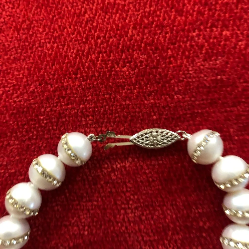 Elegant Pearl and Crystal Bracelet - Picture 7 of 10